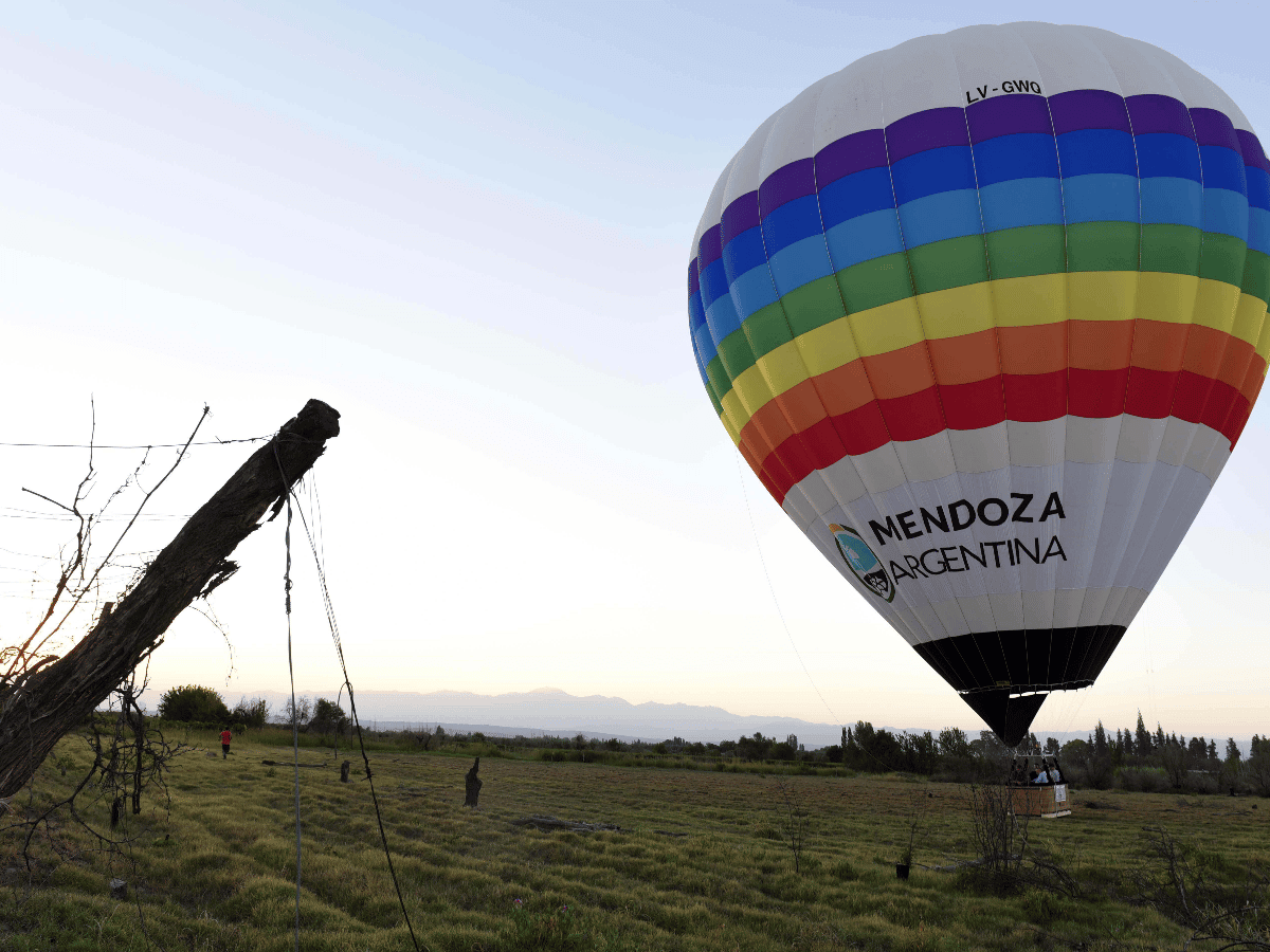 Mendoza ofrece por primera vez vuelos en globo para observar viñedos y olivos