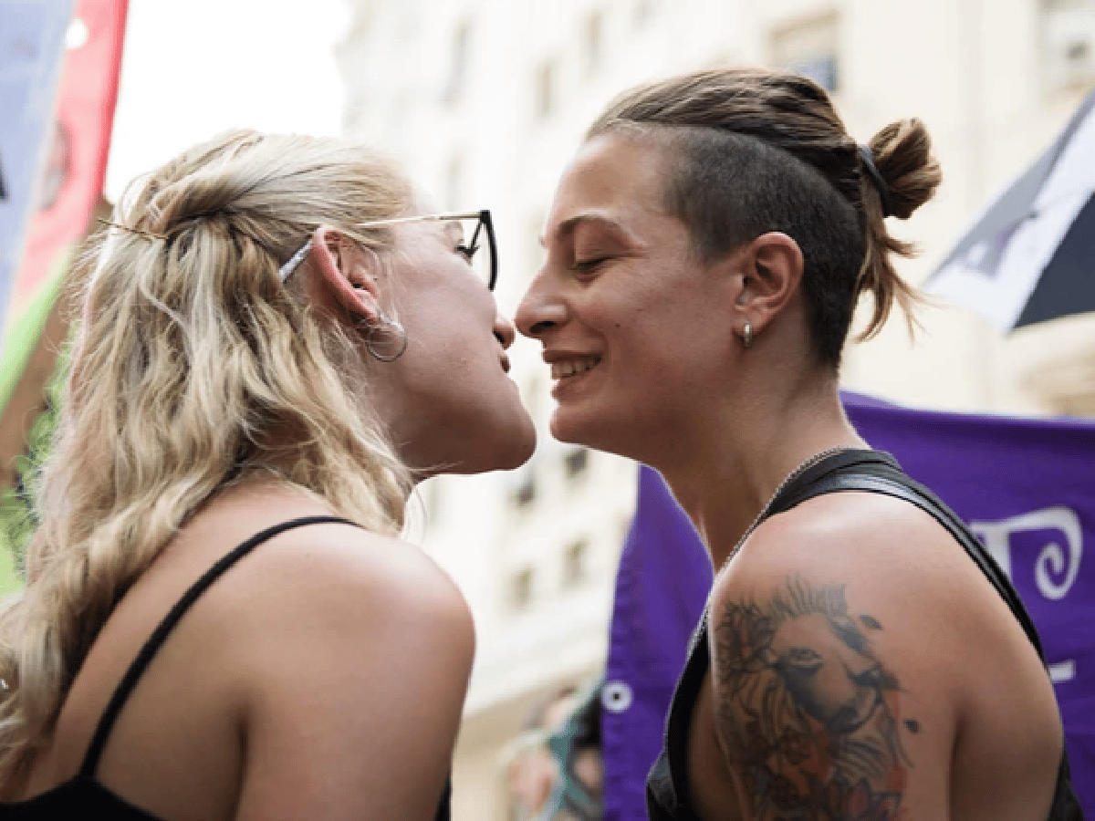 A juicio por besarse: "No es la primera vez que arrestan a una persona por ser lesbiana"