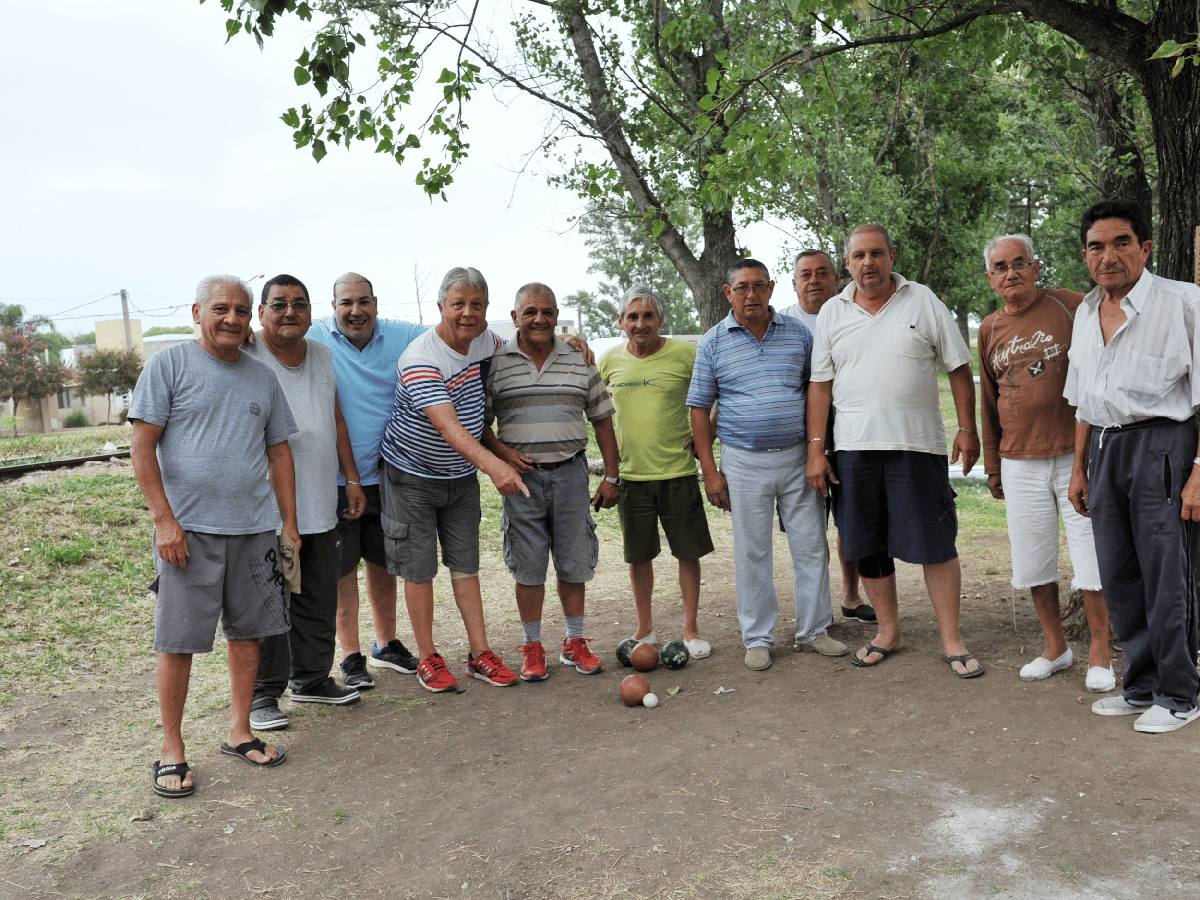 Grupo de jubilados recupera espacio verde en barrio Roque Sáenz Peña