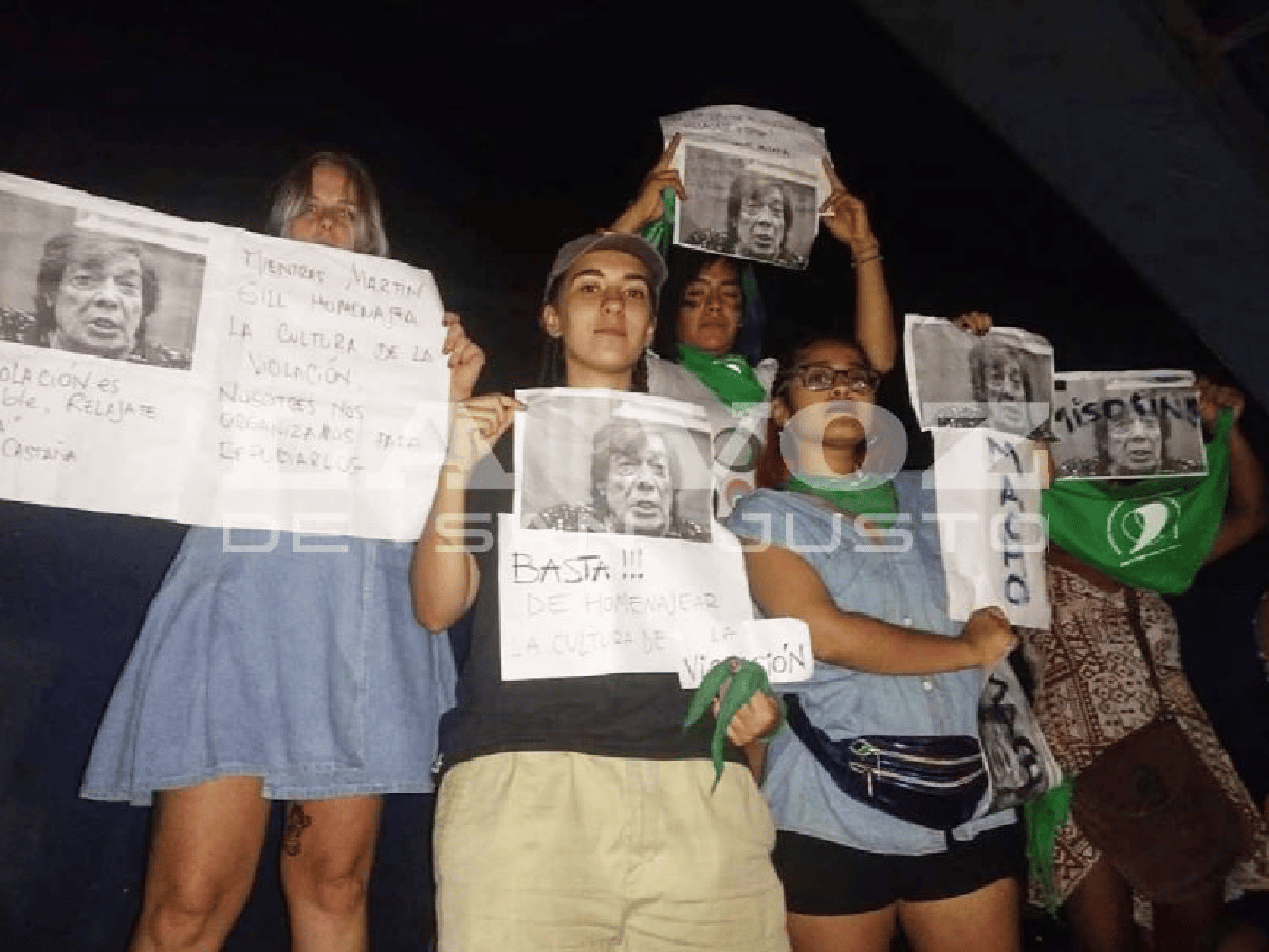 Villa María 2019: escracharon a Cacho Castaña en pleno show