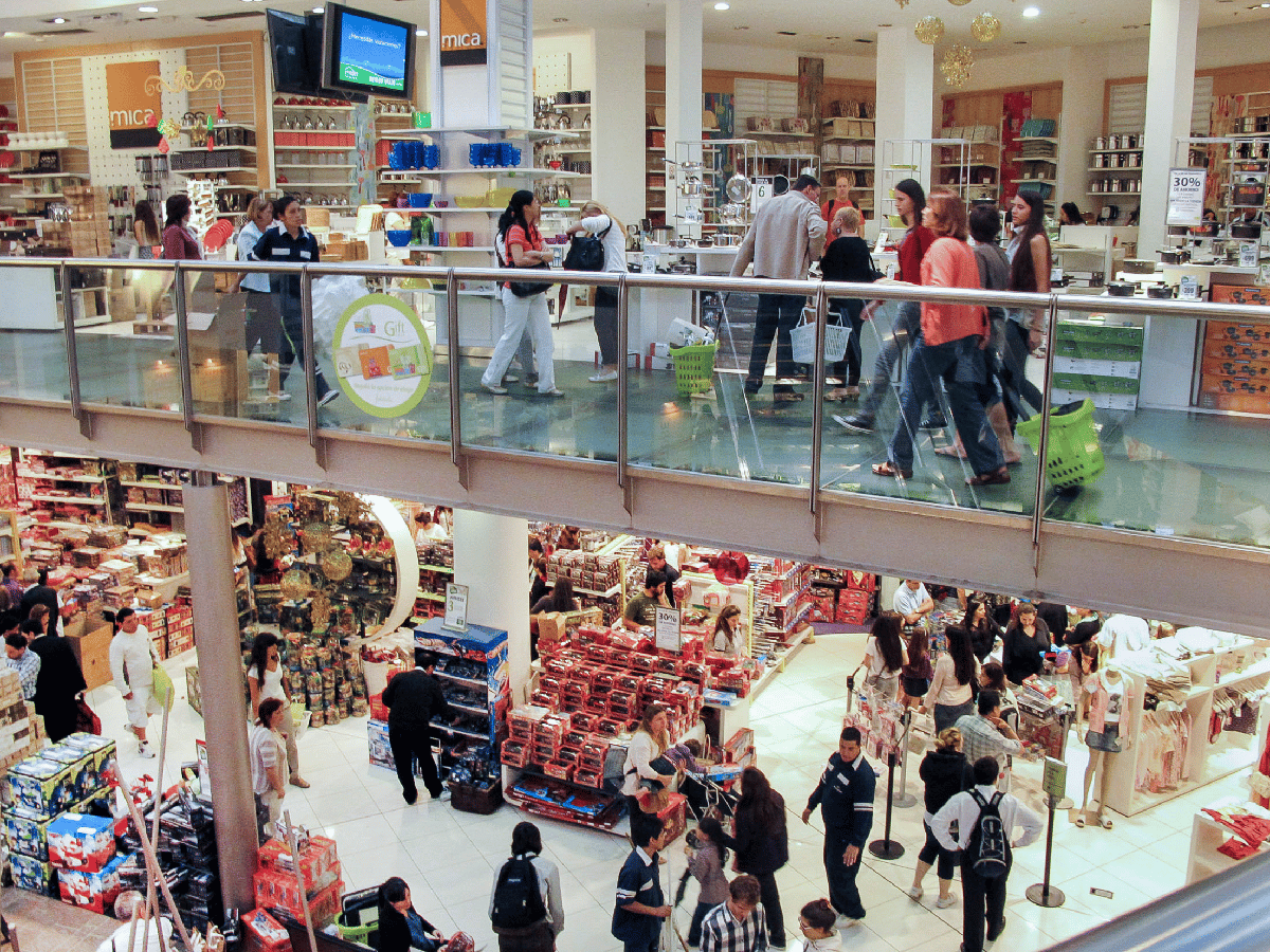 El consumo en caída libre: las ventas  promediaron bajas del 15% en shoppings y supermercados