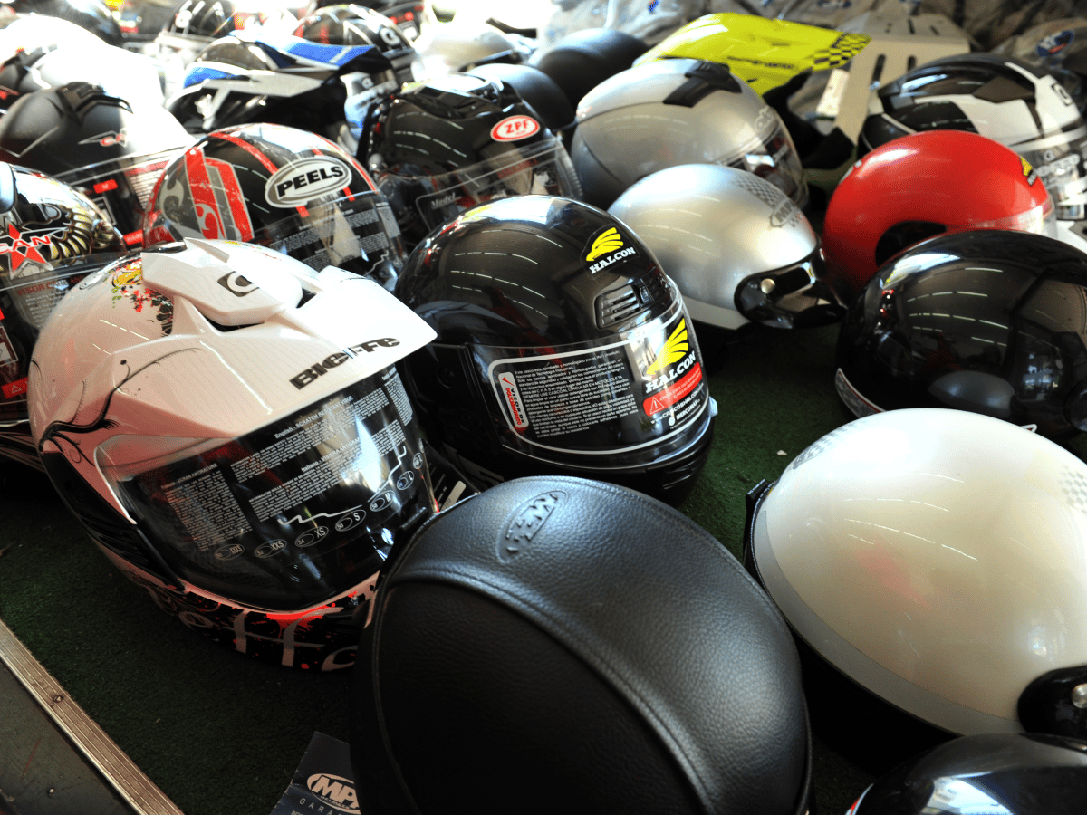 La venta de cascos sigue siendo “regular” pese a la gravedad  de los accidentes