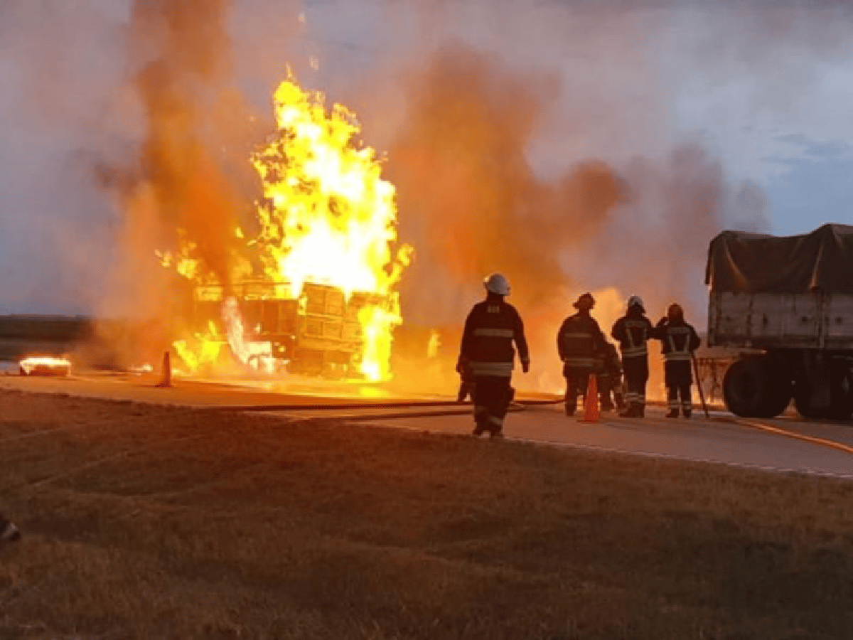 Impresionante incendio de un camión en la autopista Córdoba-Rosario: no hubo heridos