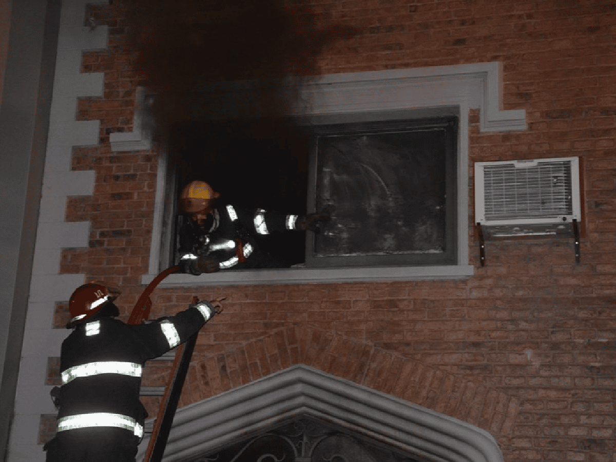 Bomberos rescatan a cinco personas en medio de un incendio en su casa