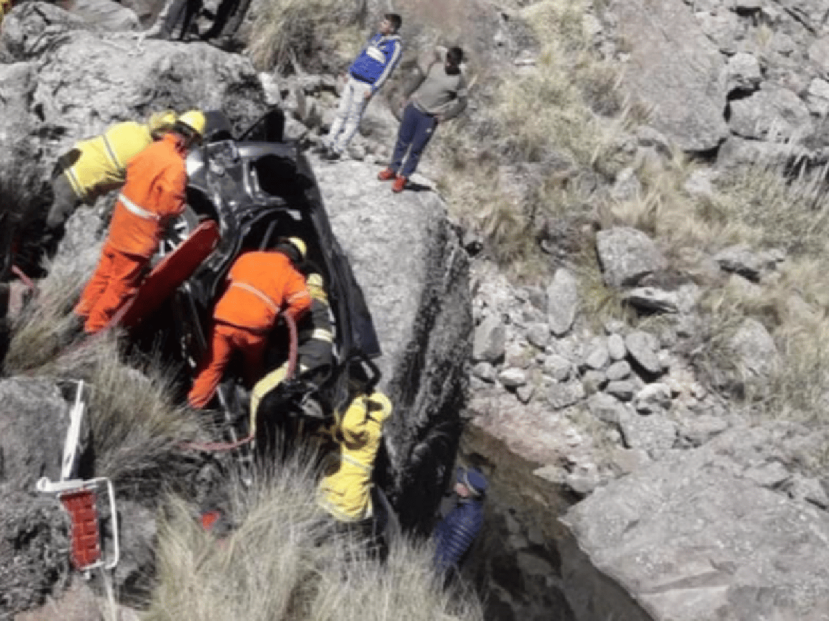 Desbarrancó camioneta en las Altas Cumbres: una mujer y sus hijos resultaron heridos 