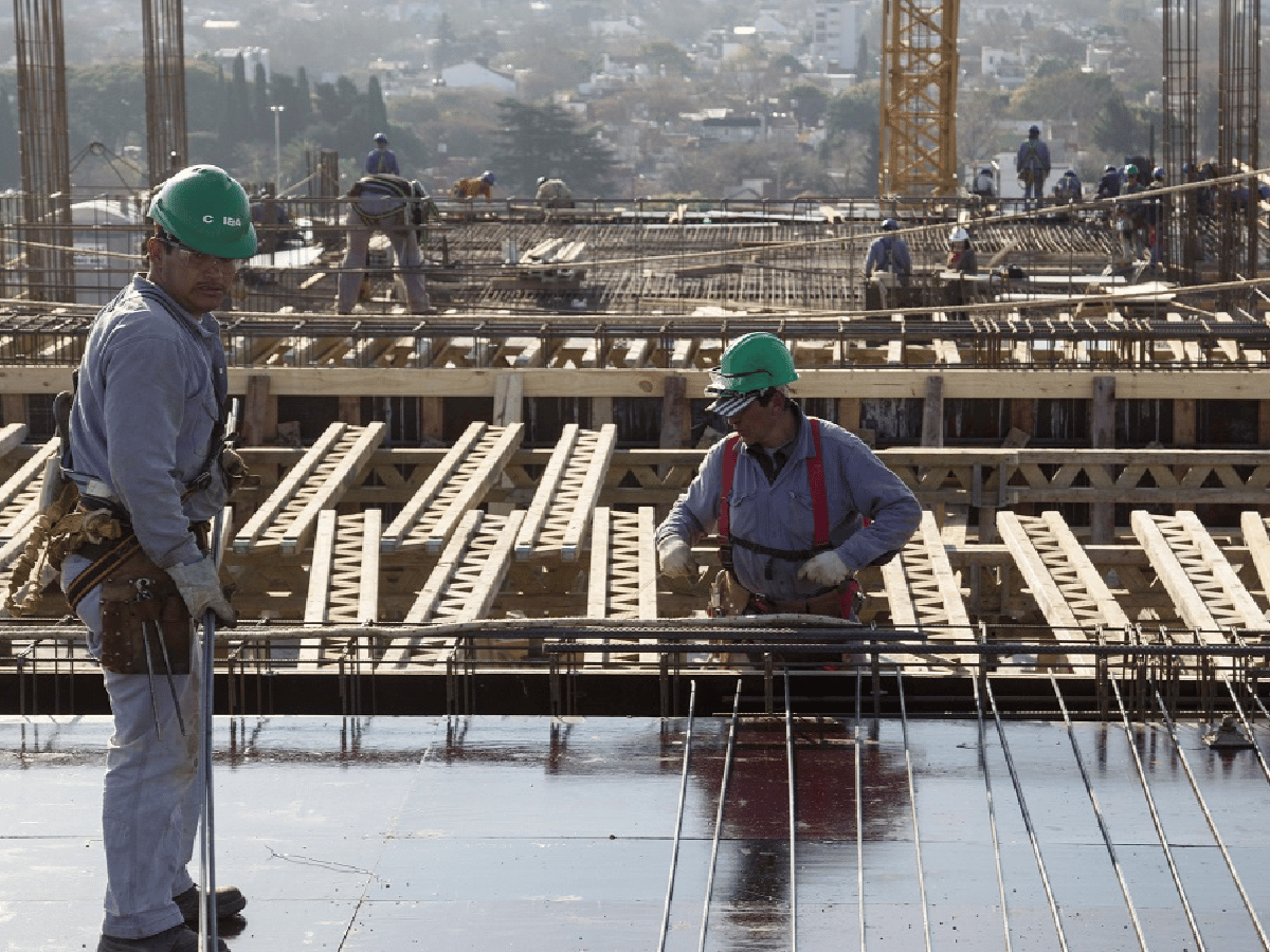 Construcción: el empleo formal acumula 15 meses de baja 