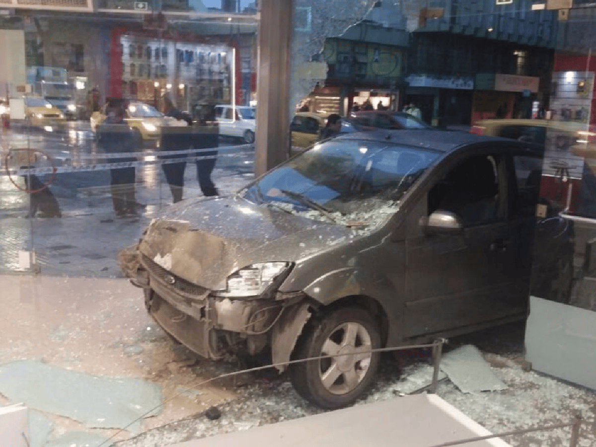 Un accidente terminó con un auto incrustado en un comercio en Córdoba