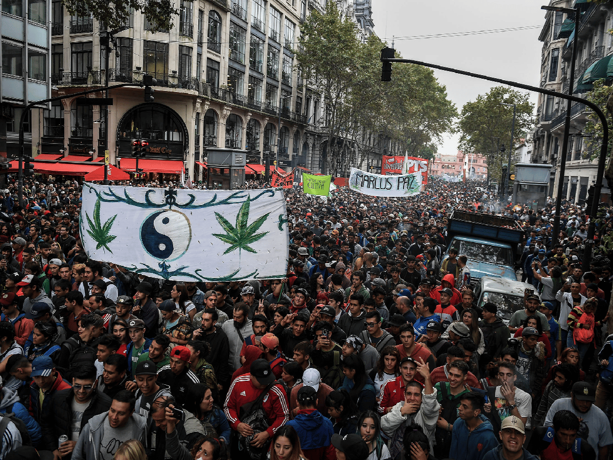 Miles de personas marcharon al Congreso por la legalización de la marihuana