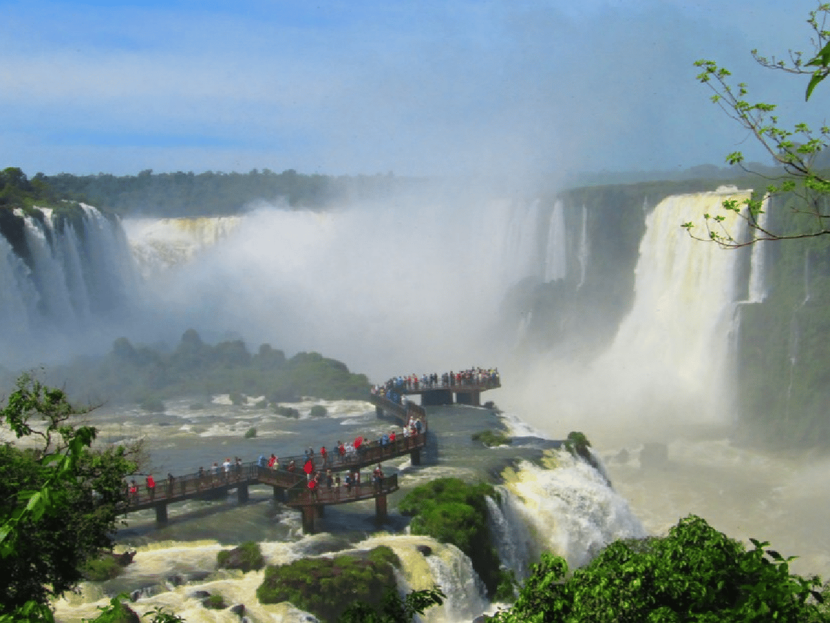 Por un piquete de vecinos, 5000 turistas se quedaron sin ver las Cataratas del Iguazú