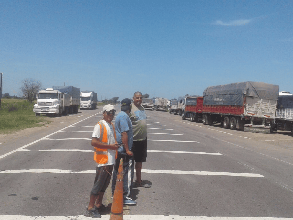 Transportistas de cereales protestan en las rutas de la región