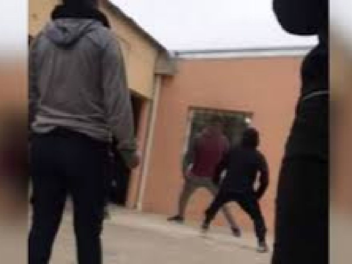 Violenta pelea en una escuela: un alumno sacó una faca