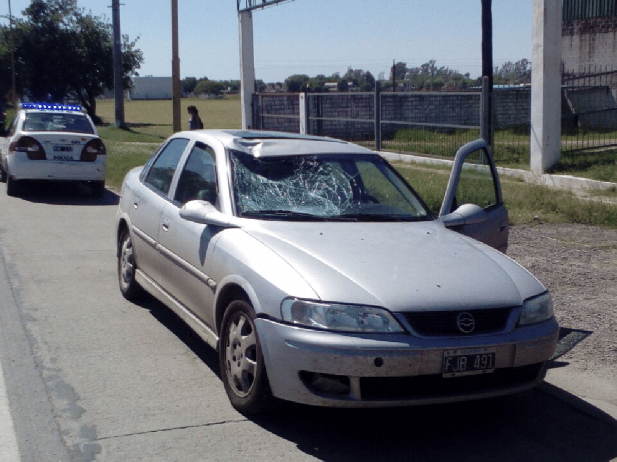 Un auto atropelló a un joven en Rosario de Santa Fe: está grave 