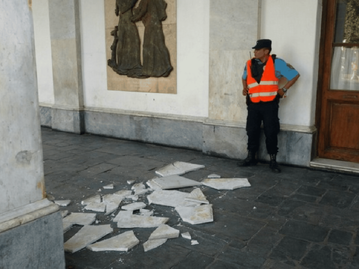 Mujer de 71 años con heridas leves al caer una loseta de mármol del Cabildo de Córdoba