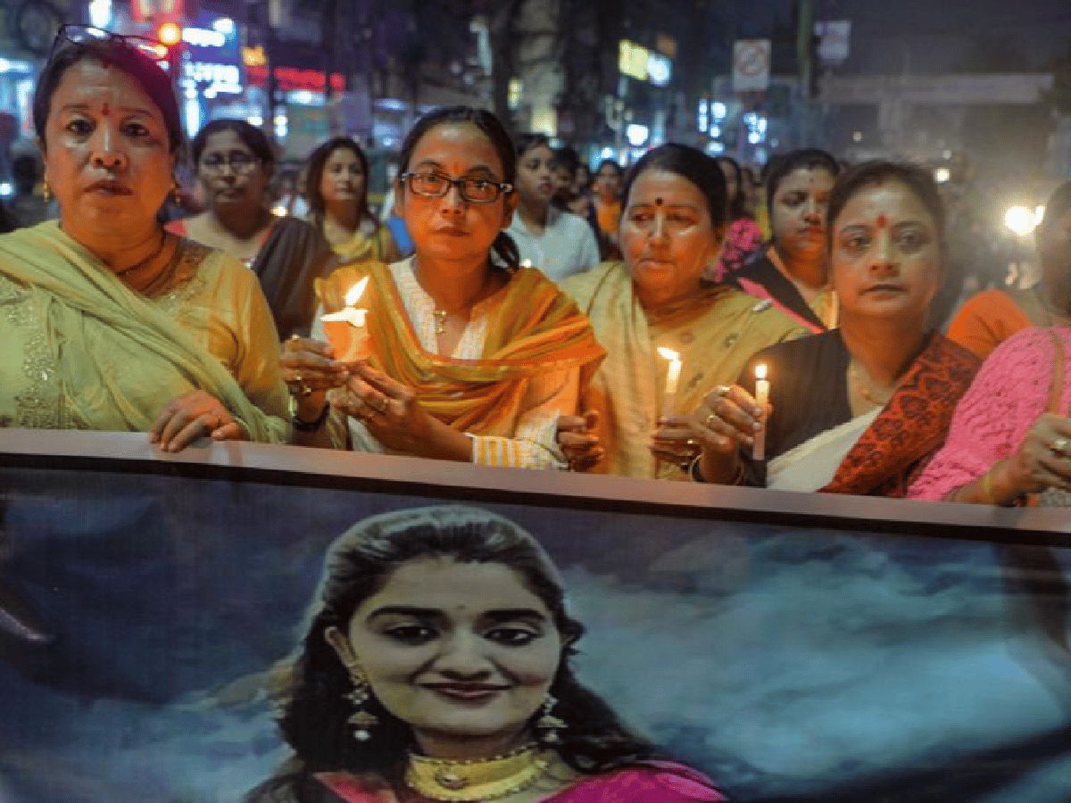 India: cuatro hombres violaron en manada a una mujer y la quemaron viva