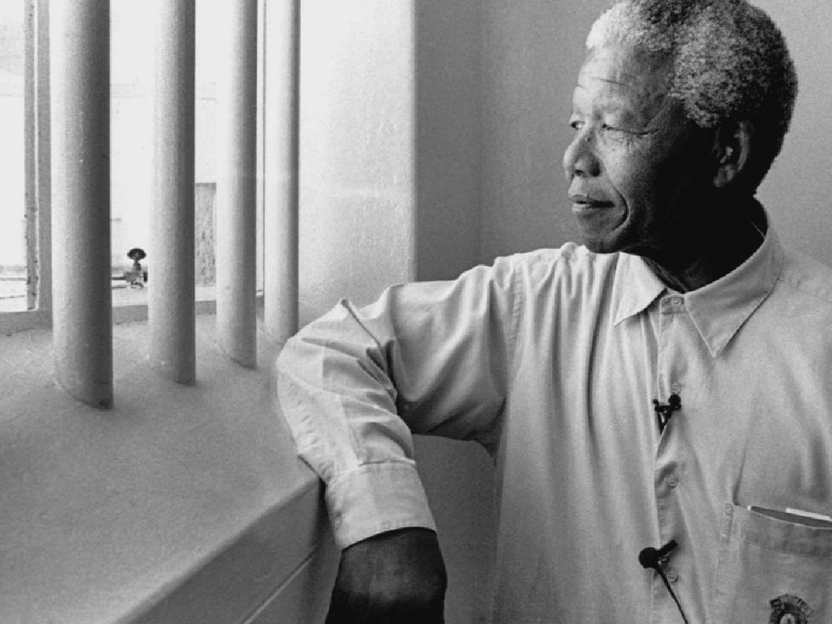 Subastan una noche en la celda donde estuvo preso Mandela