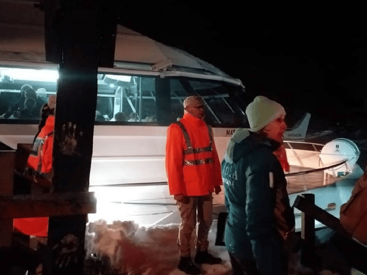 Evacuaron a 800 turistas en barco de Villa La Angostura