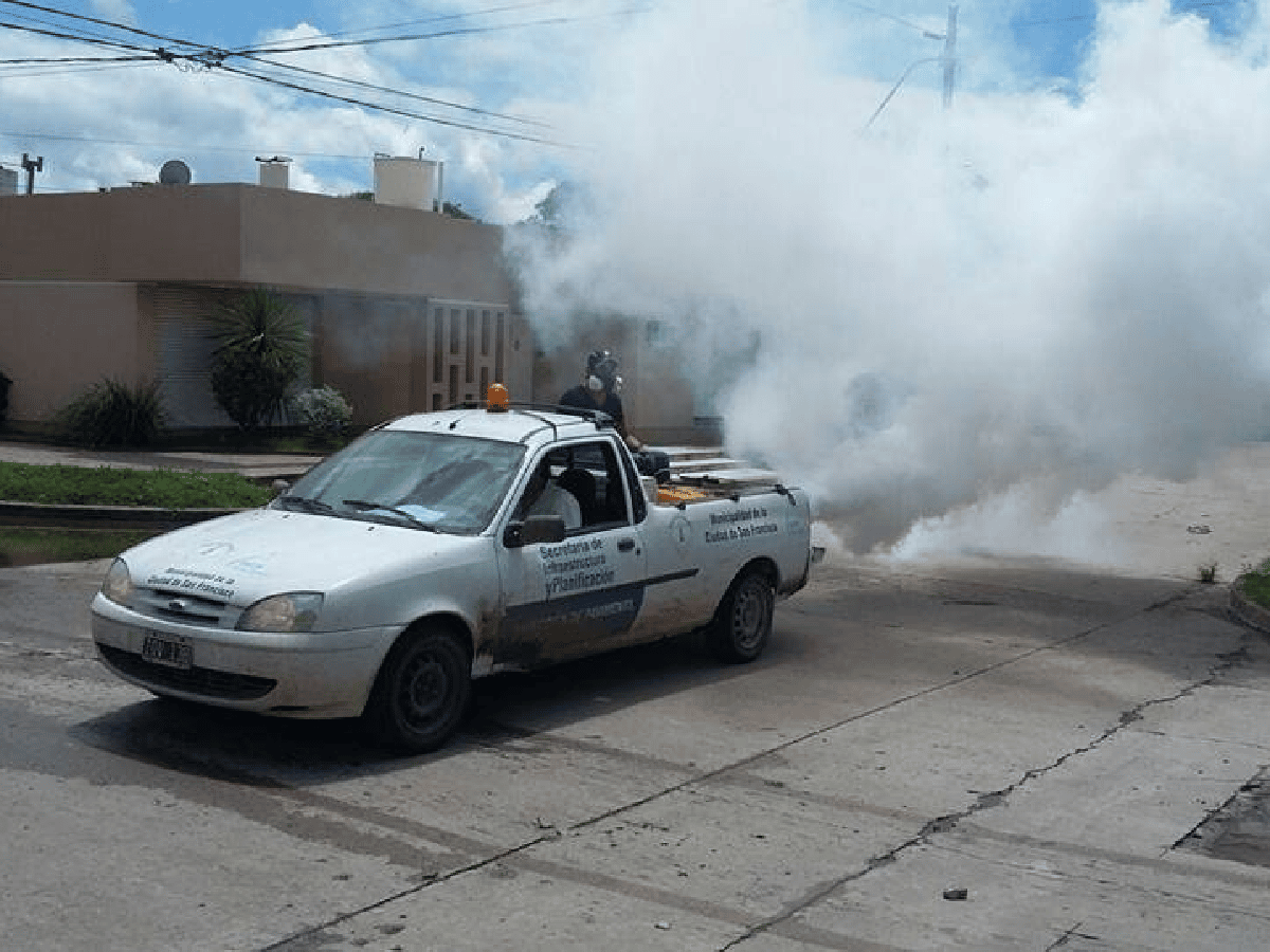 Fumigan e informan sobre el dengue en los barrios 