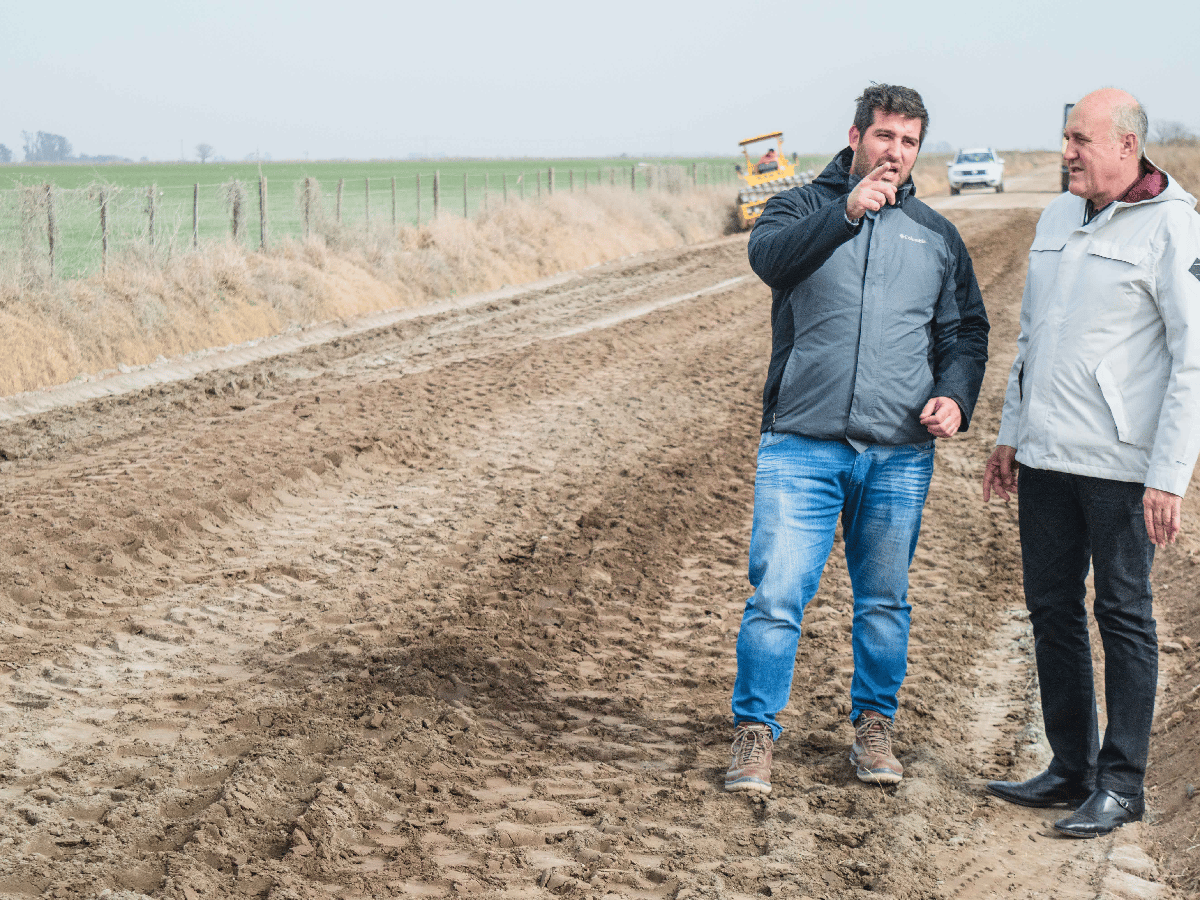 Las Varillas: pavimentan camino rural con tecnología holandesa