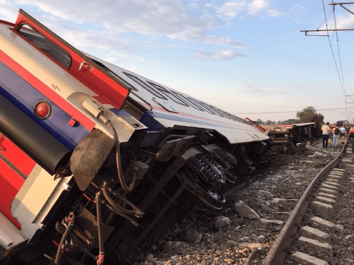 Descarriló un tren en Turquía, hay diez muertos y 73 heridos 