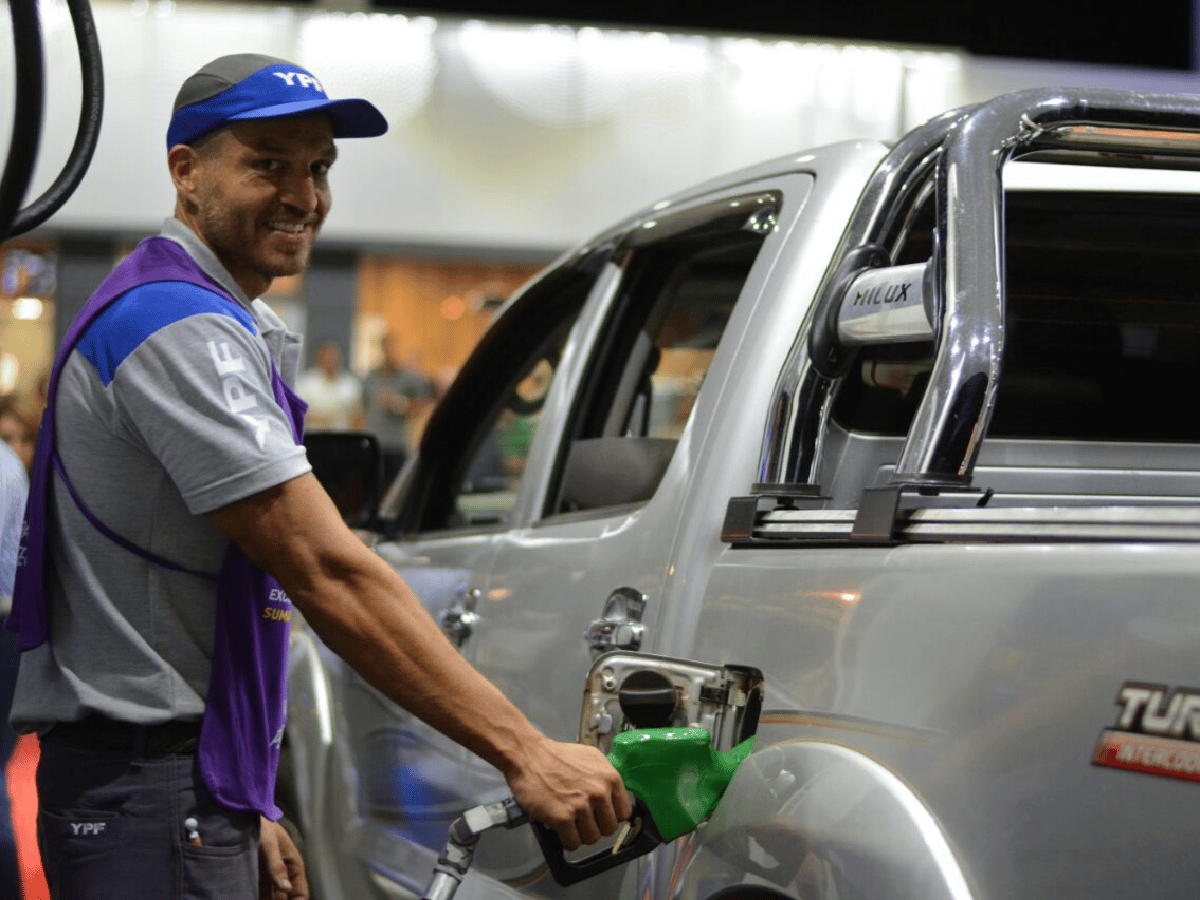 El gobierno dio marcha atrás: YPF no aumentará el 5 % sus combustibles