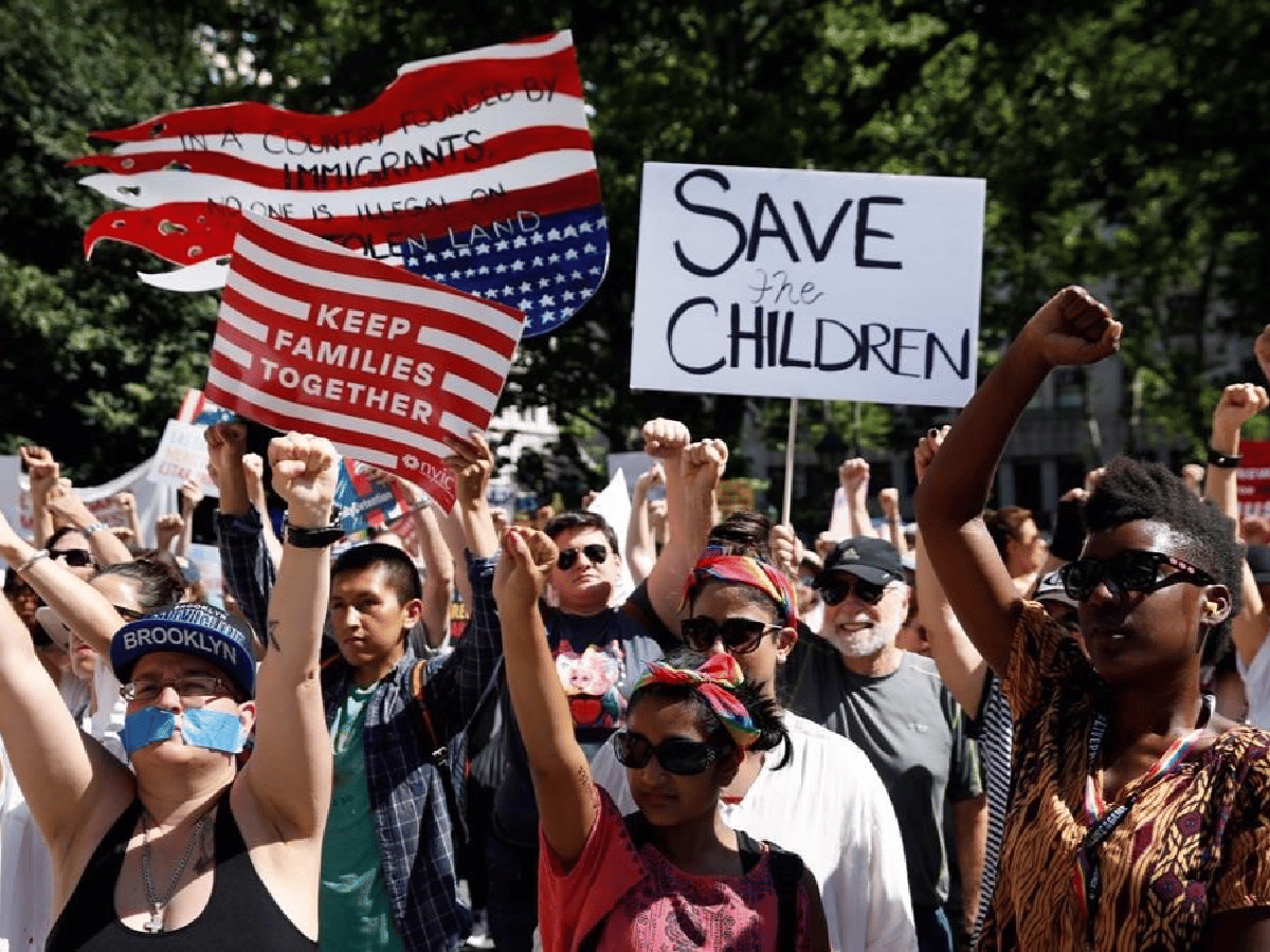 Multitudinarias protestas en Estados Unidos contra la dura línea antiinmigrantes de Trump 