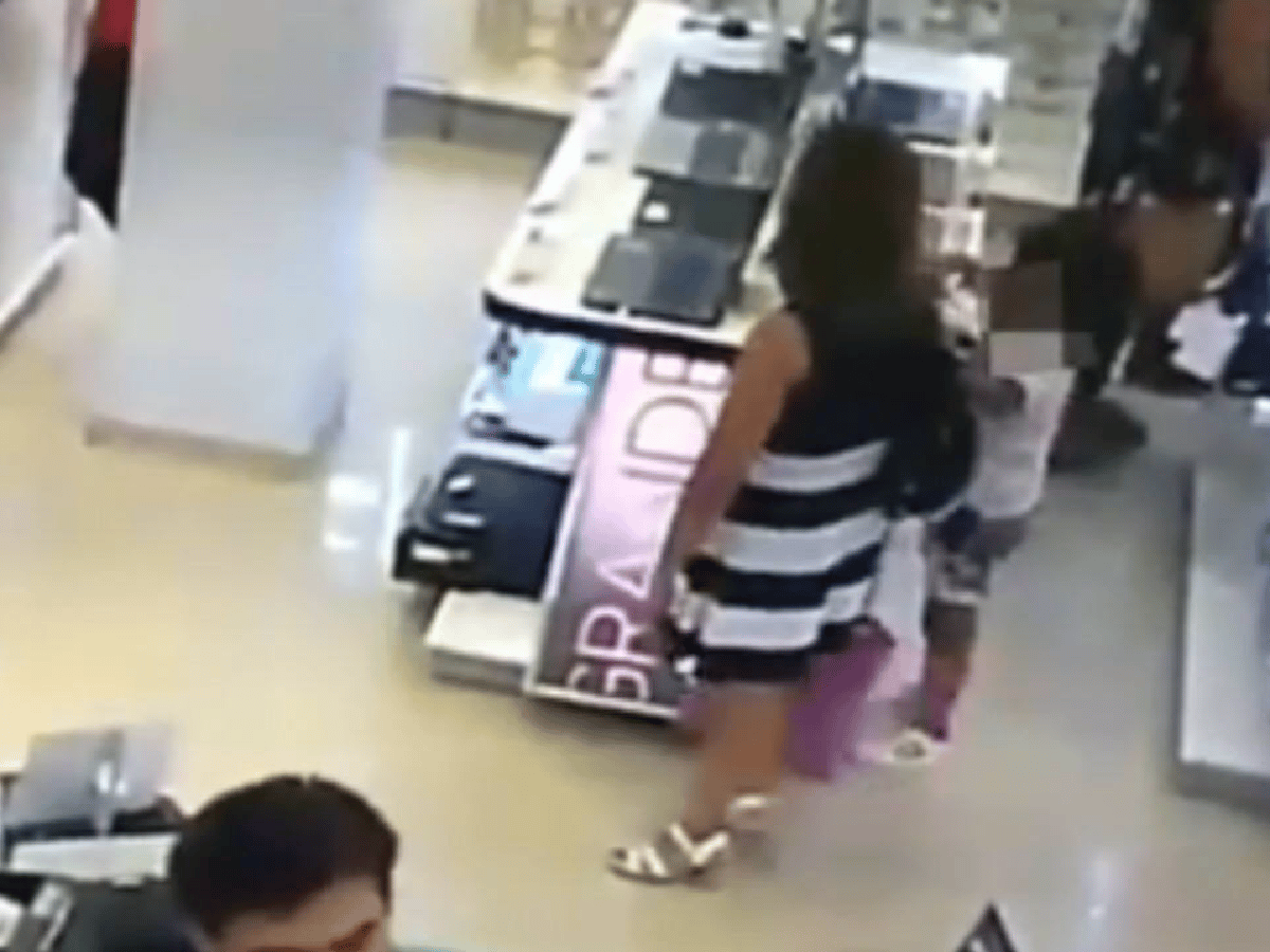 [Video] Usó a su hija para robar una notebook en un comercio