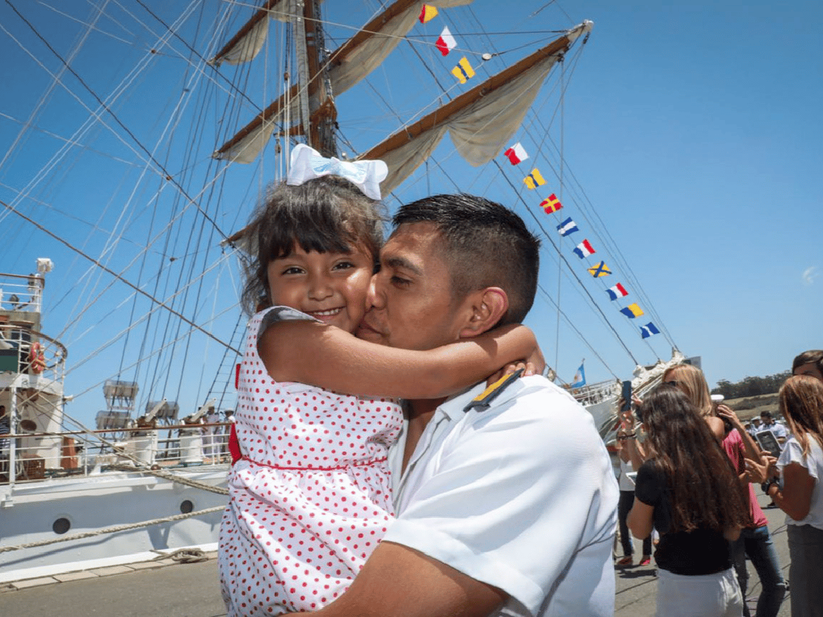 Familiares y funcionarios recibieron a la Fragata Libertad en Mar del Plata