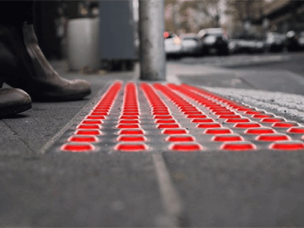 Holanda implementa  semáforos de Led en el suelo, para  los peatones que miran el celular  
