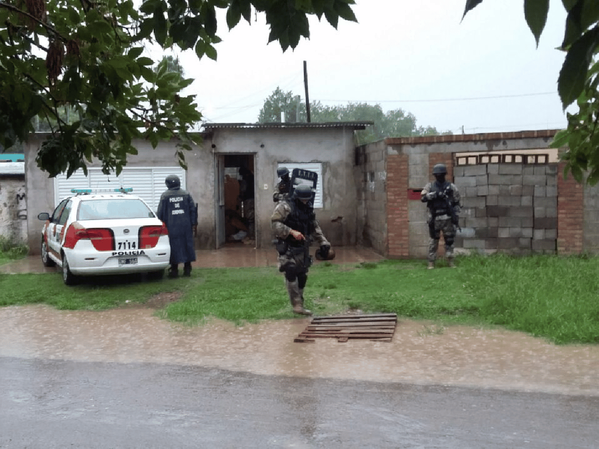 Robos en agencia de quiniela y maxikiosco: tres detenidos en allanamientos 