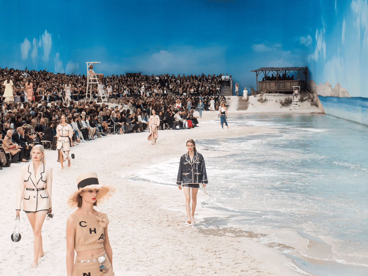 El Grand Palais de París se transformó en una playa para el desfile de Chanel