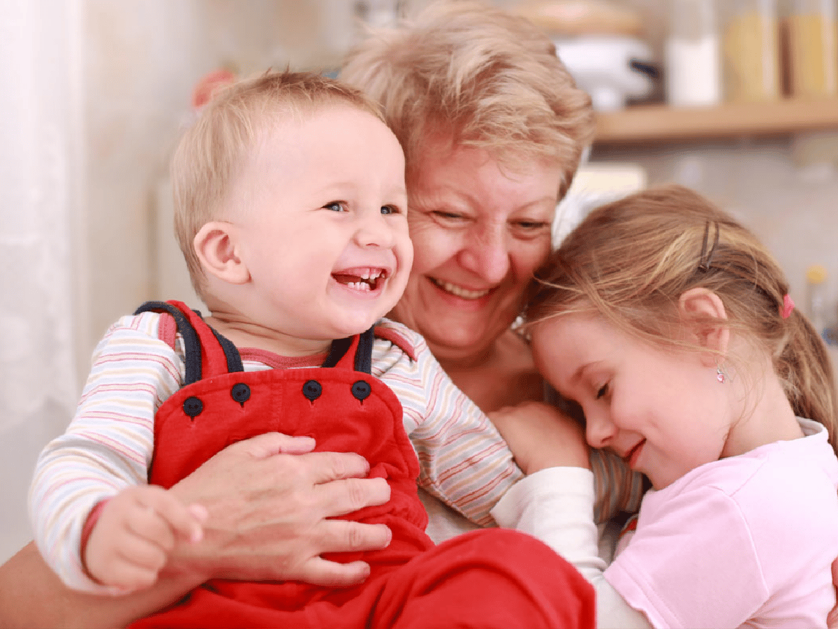 Darán un sueldo a las abuelas que cuiden a sus nietos de lunes a viernes
