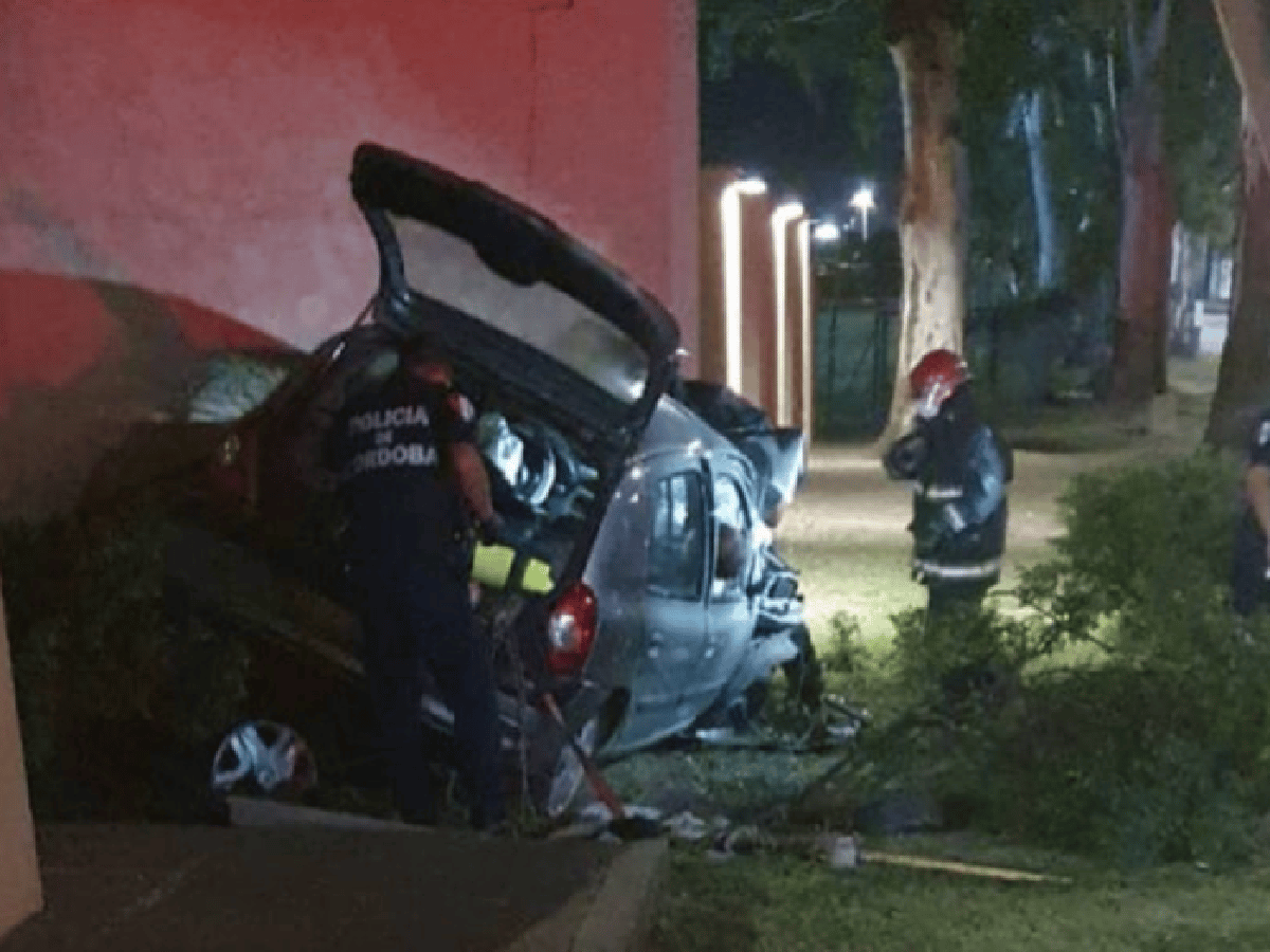    Dos muertos al chocar  un auto contra el frente de  un barrio privado en Córdoba