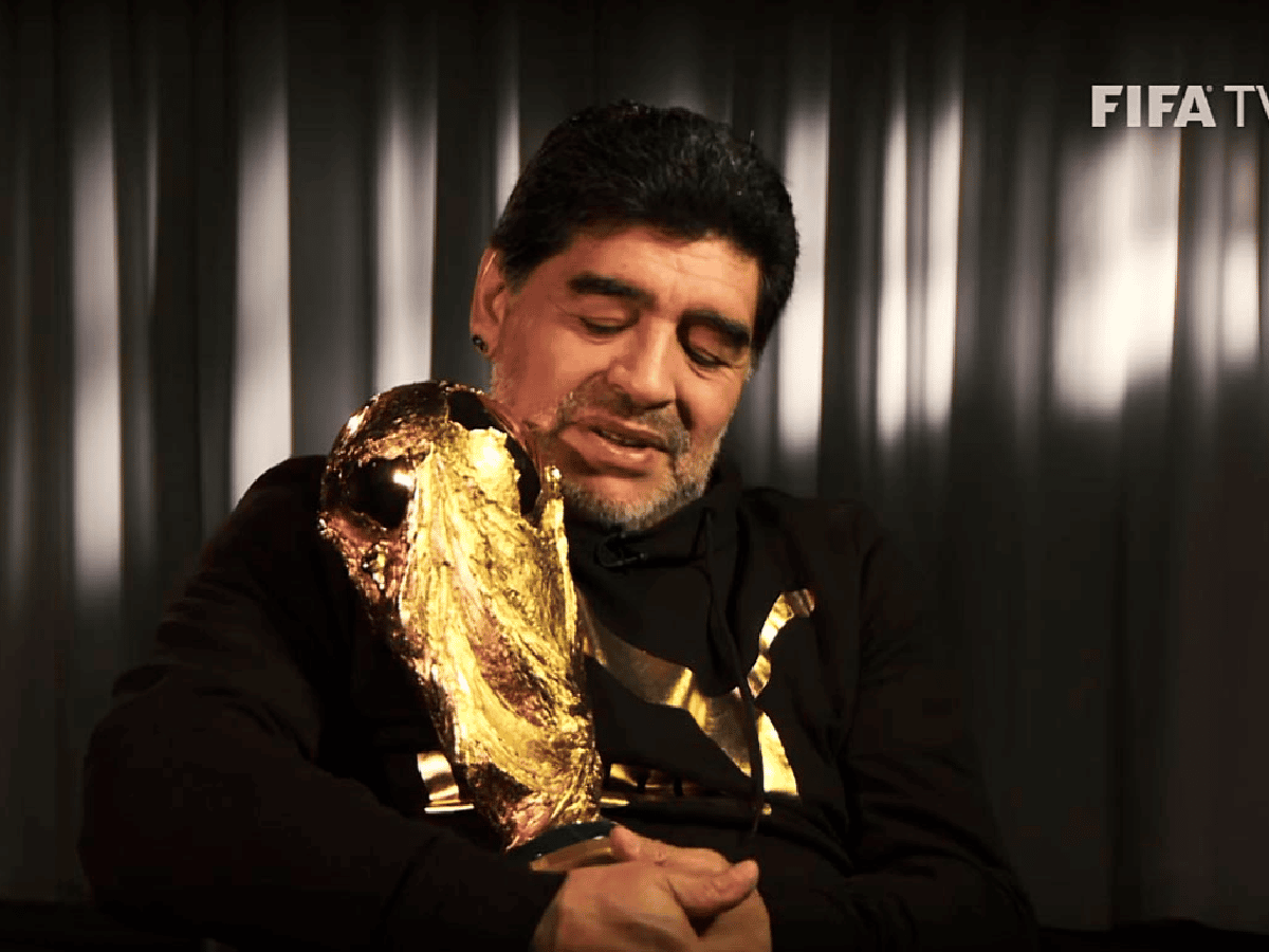 Maradona se reencontró con la Copa del Mundo