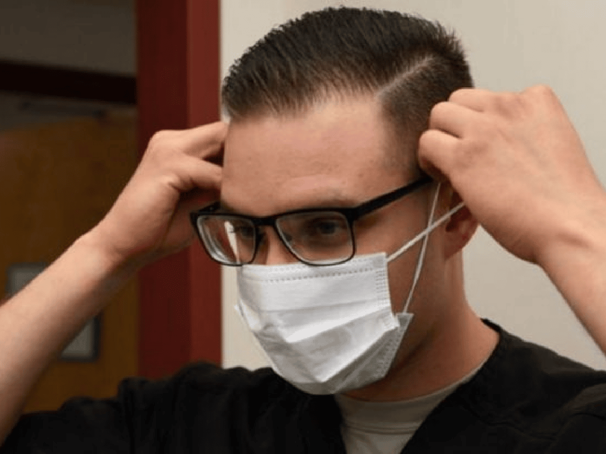 Tres trucos para que no se empañen tus lentes al usar el barbijo