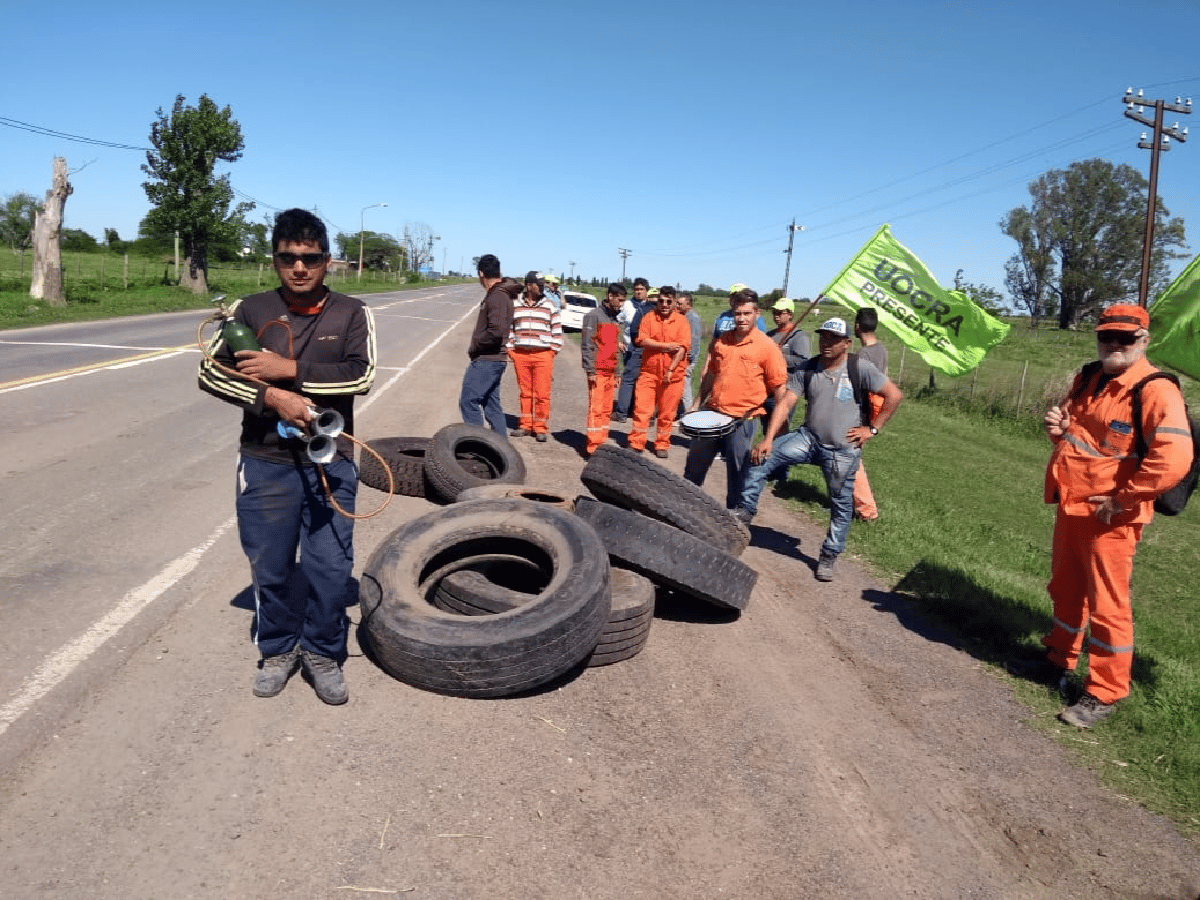 Trabajadores de la autovía 19 piden  cobrar y cortaron media calzada de la ruta