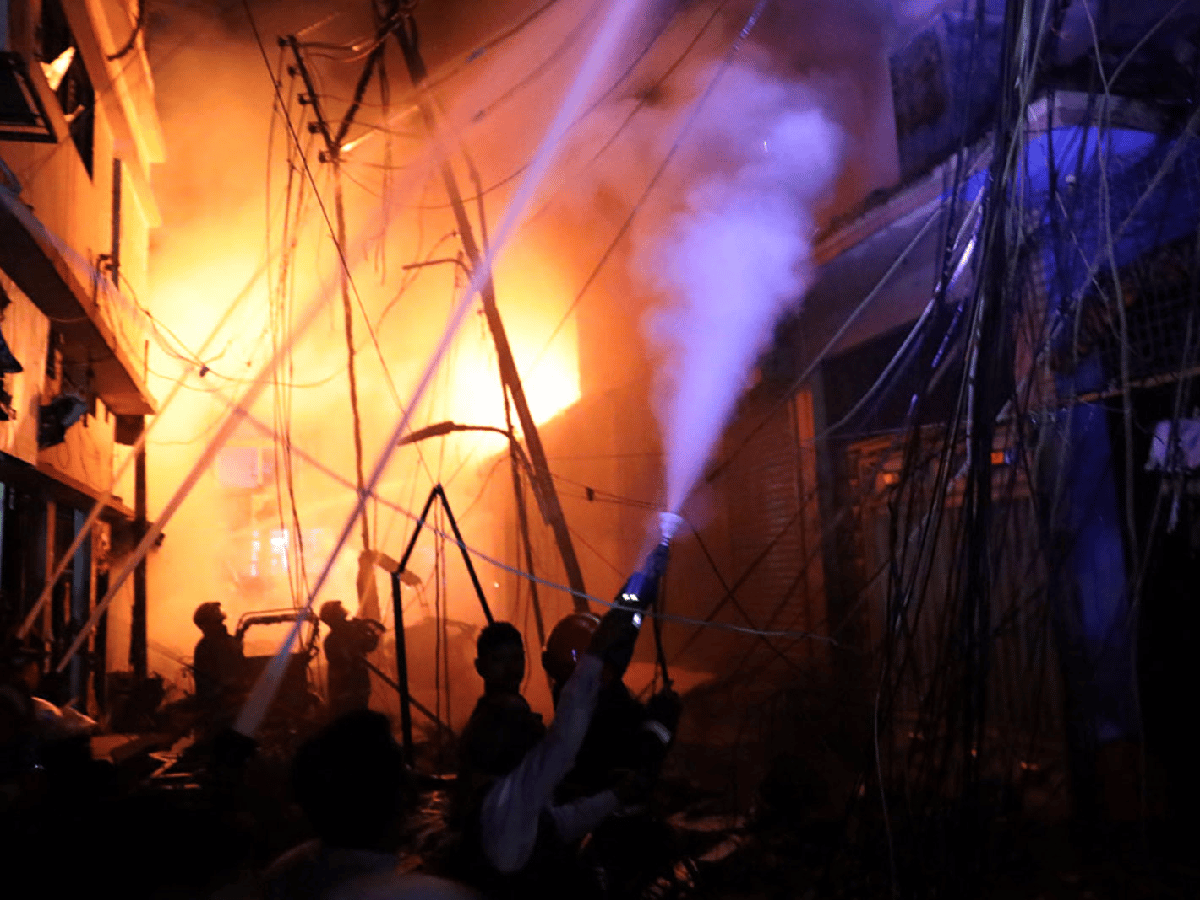 Un incendio deja 70 muertos en la capital de bangladés