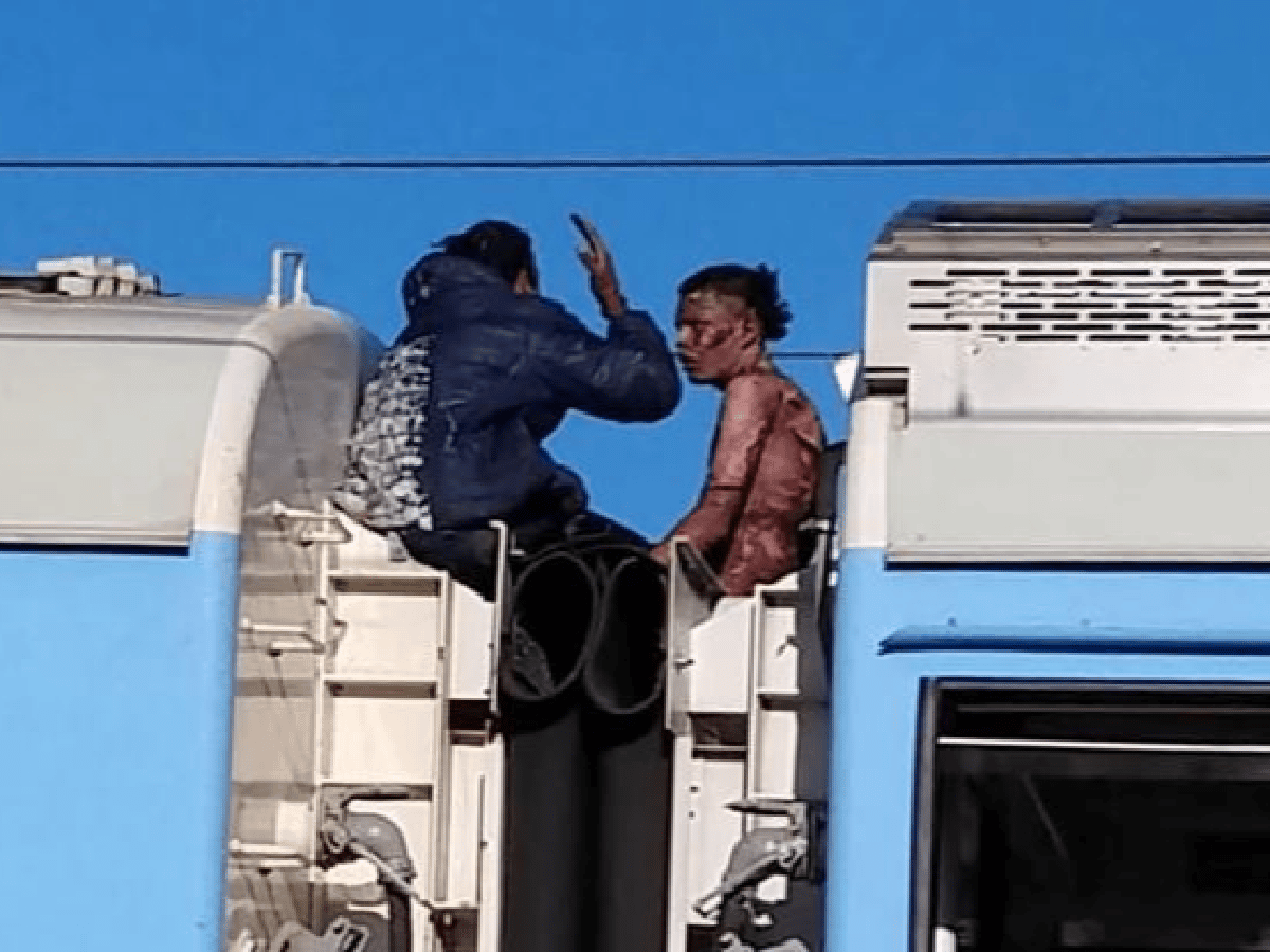 Dos jóvenes resultaron electrocutados por viajar en el techo de una formación ferroviaria
