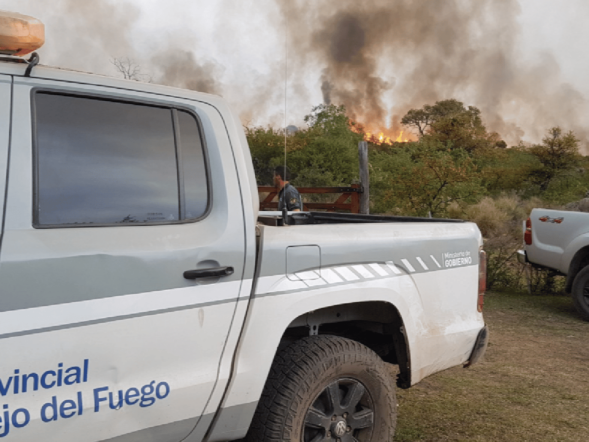 El fuego no da tregua: 15 familias evacuadas en Traslasierra
