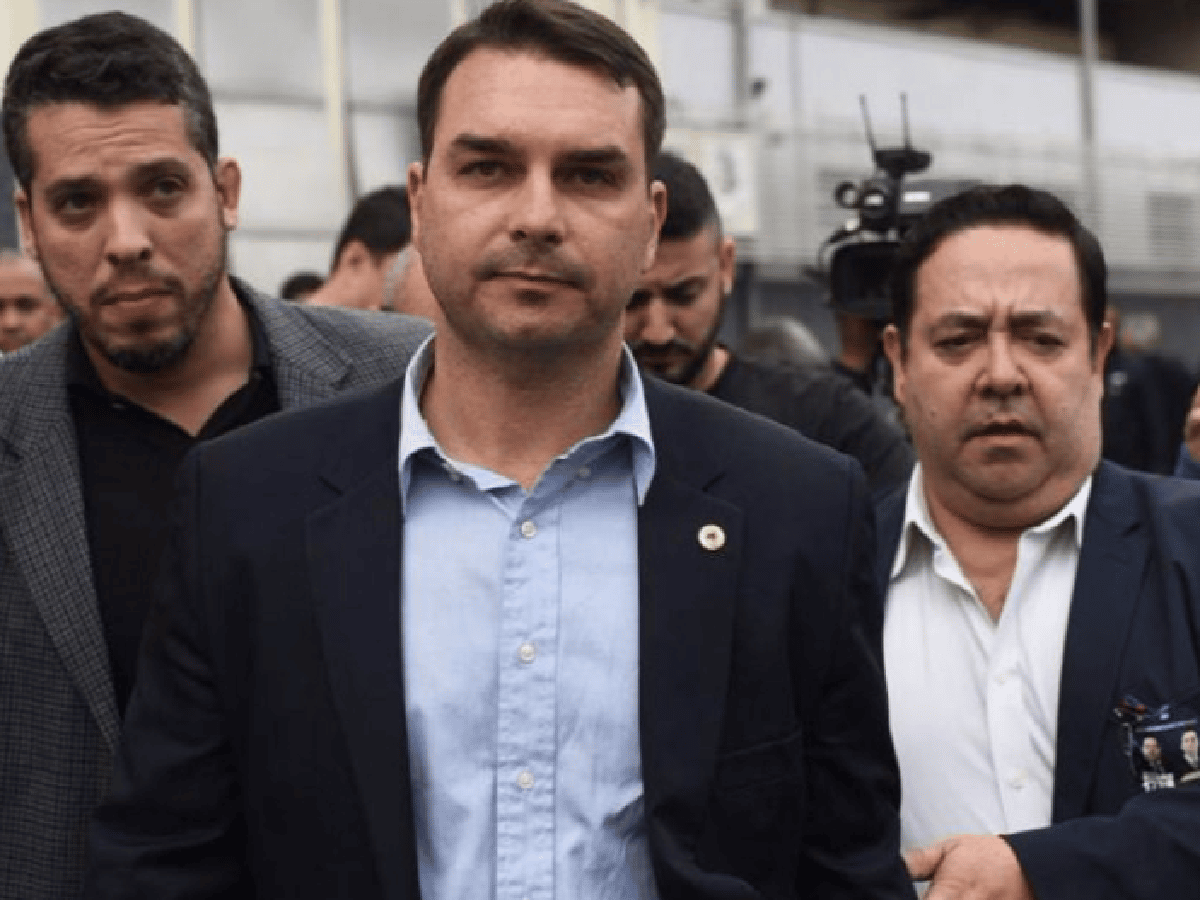 Investigan por lavado de dinero al hijo senador de Bolsonaro