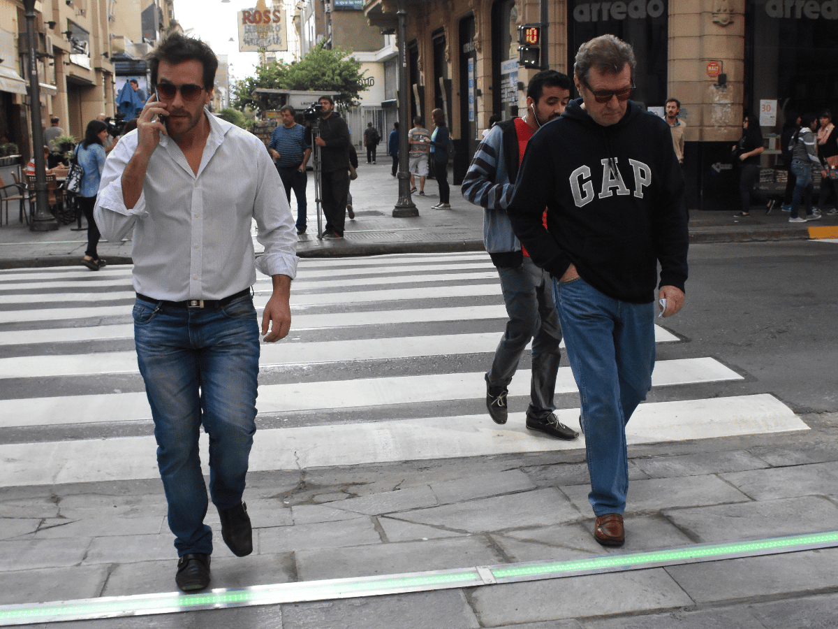 Inauguran en Rosario el primer semáforo horizontal para peatones del país