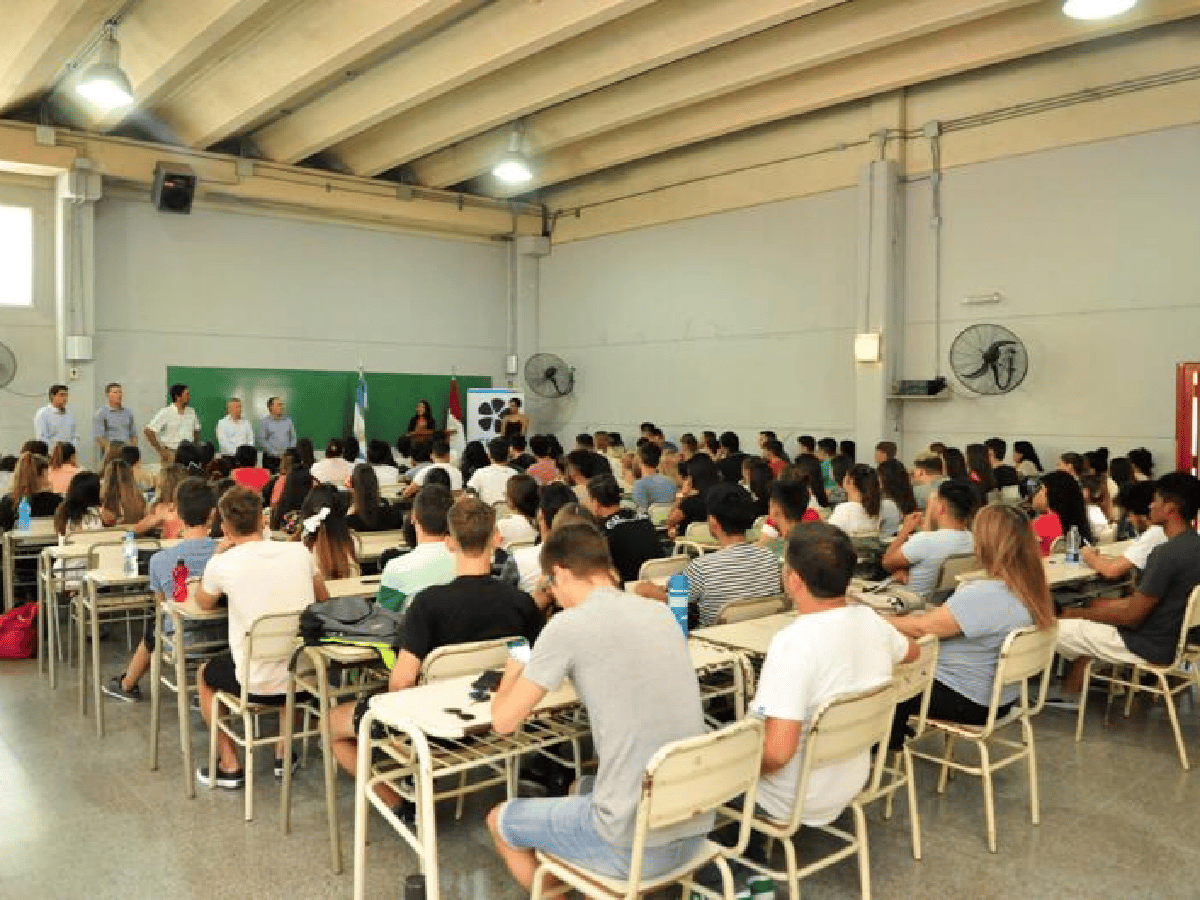 Más de 200 estudiantes iniciaron el curso de ingreso en el Cres
