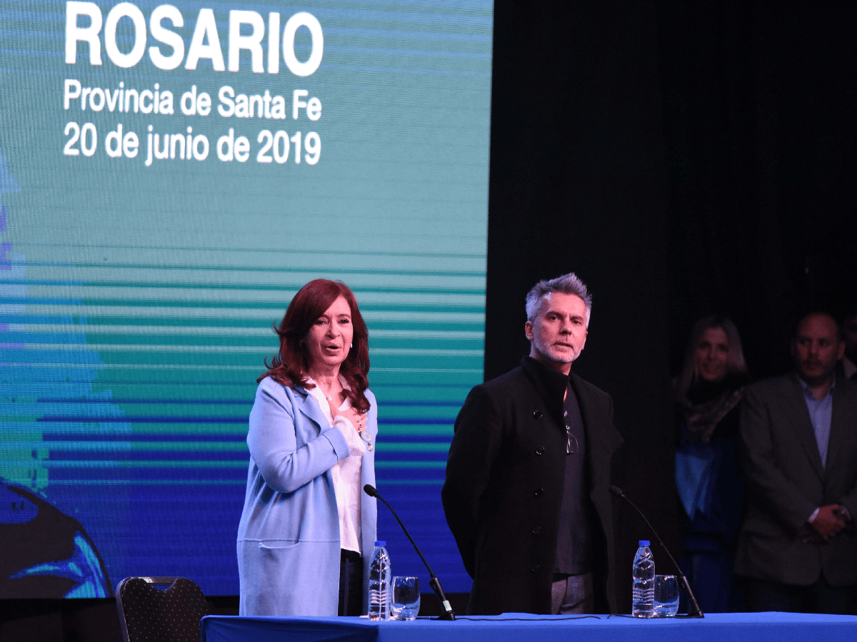 Cristina Kirchner presentó su libro y criticó a Macri por "insultar" a Moyano en el acto por el Día de la Bandera