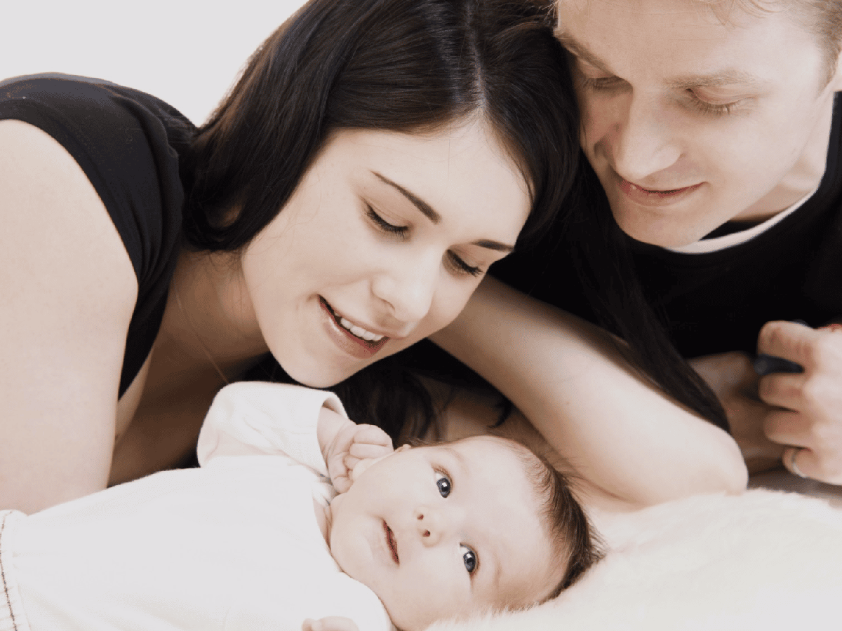 Ser padres o pareja: el desafío ante la llegada  del primer bebé