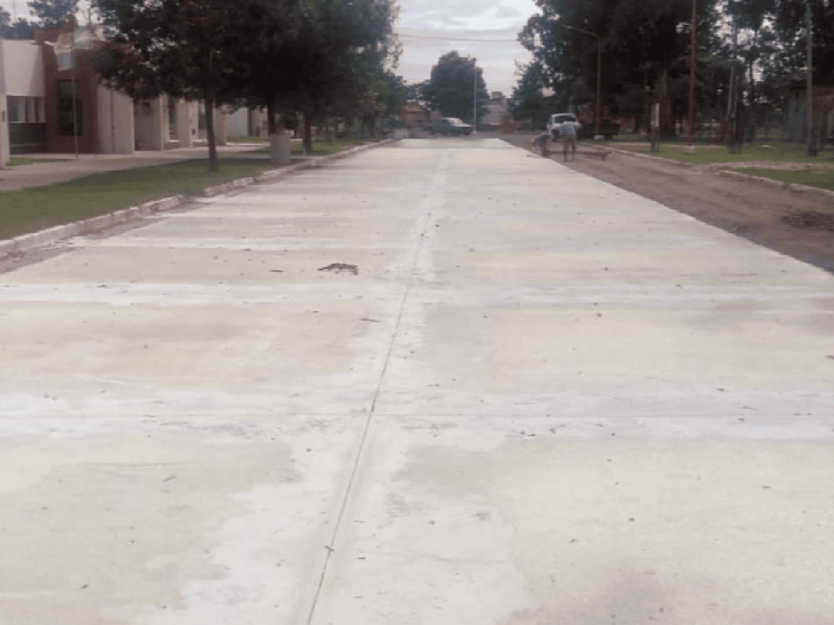 El pueblo que logra su primera calle de pavimento en 130 años 