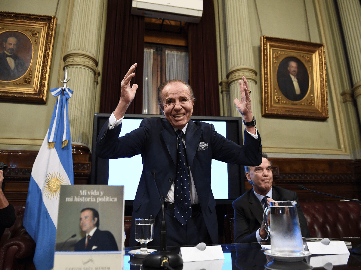 Menem presentó sus memorias y propuso a Pichetto como presidente