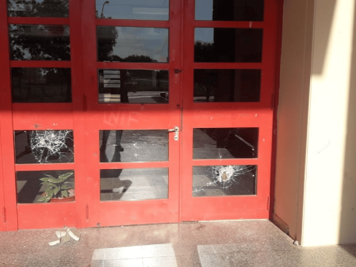 Vandalismo contra el edificio del colegio Bailón Sosa