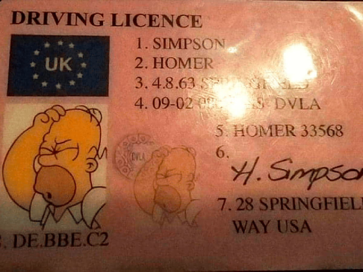Intenta burlar a la policía con licencia de Homero Simpson