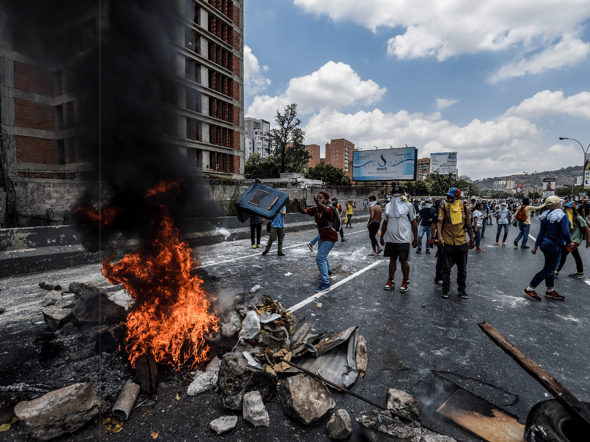 Oposición venezolana sigue  en la calle en violenta  protesta contra Maduro  