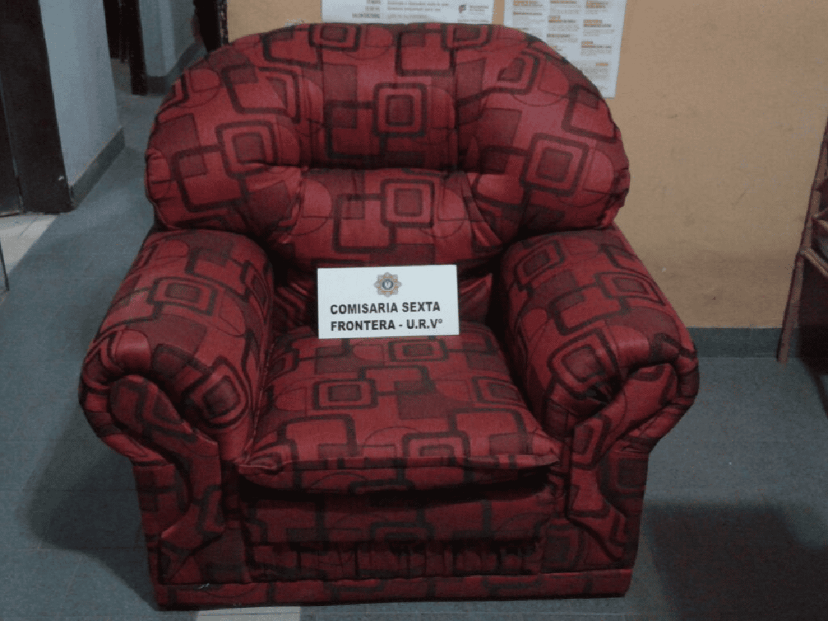 Frontera: policía recupera sofá que habían robado de una casa 