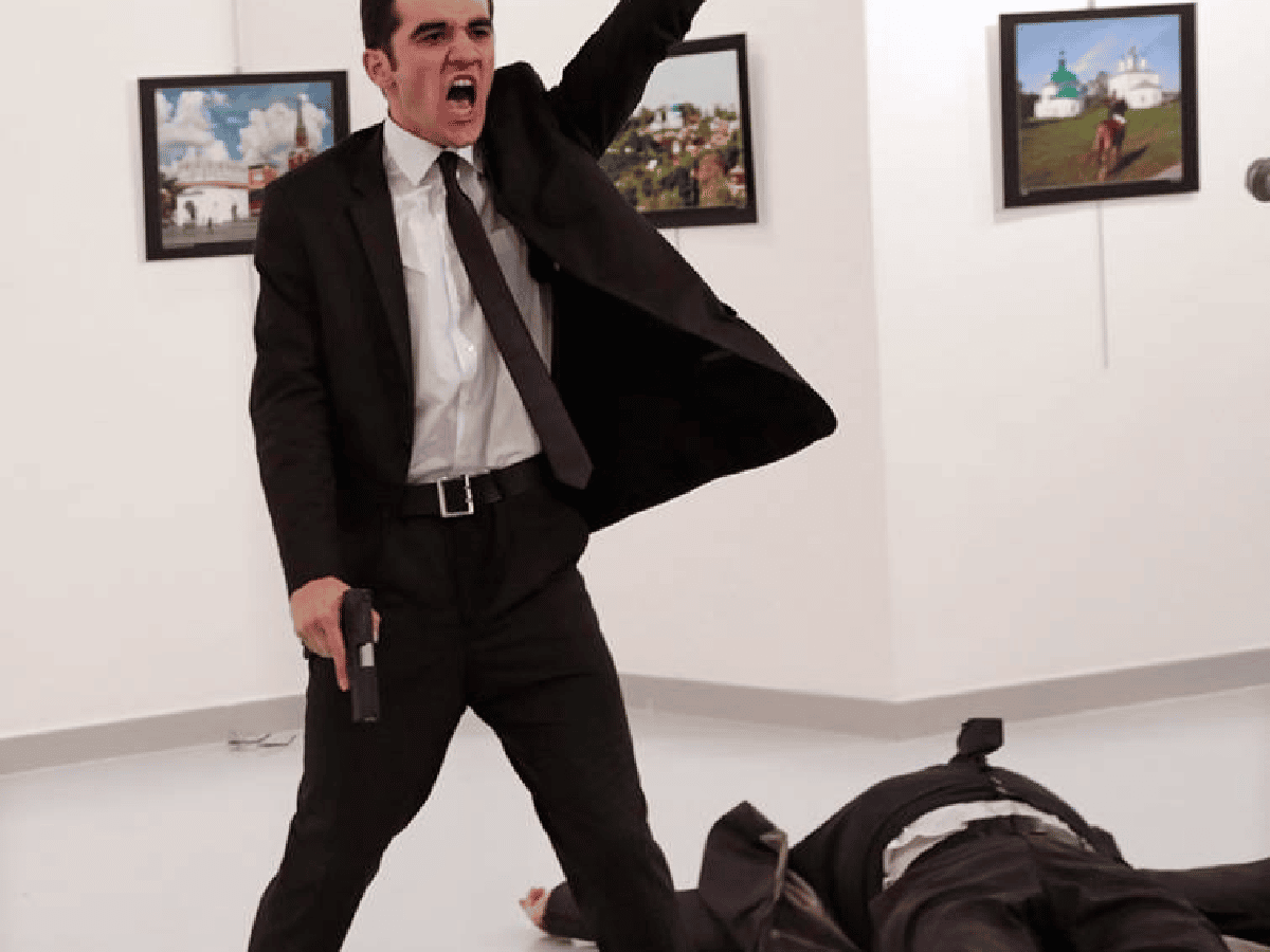Una toma del asesinato del embajador ruso en Turquía fue la fotografía del año